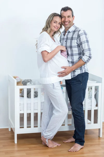 Gravida par hålla Babyskor — Stockfoto