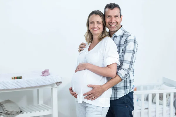 Casal grávida em casa — Fotografia de Stock