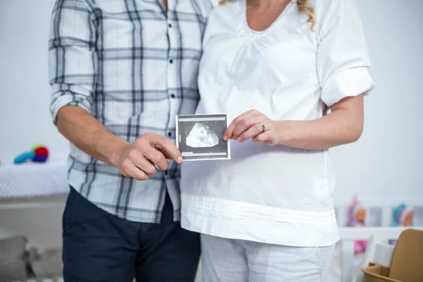 Pregnant couple at home — Stock Photo, Image