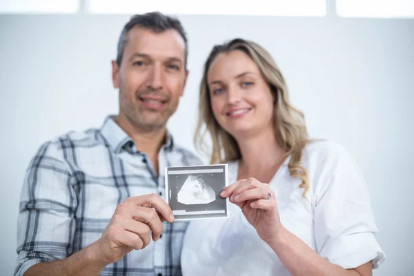 Pregnant couple at home — Stock Photo, Image