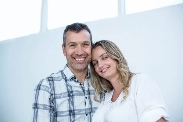 Pregnant couple smiling at camera — Stock Photo, Image