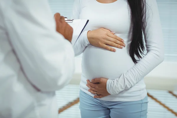 Schwangere interagiert mit Arzt — Stockfoto