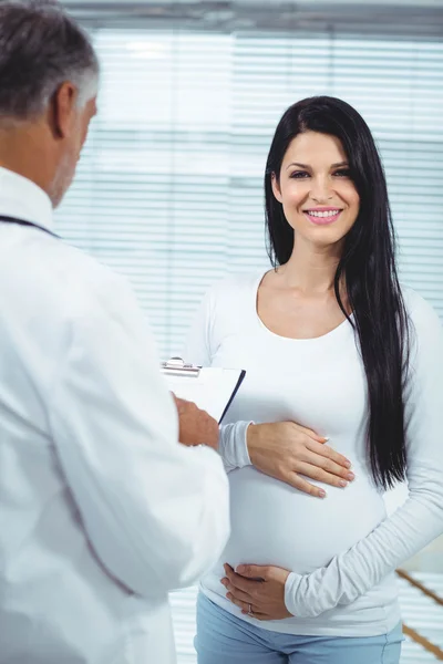 임신한 여자 의사와 상호 작용 — 스톡 사진