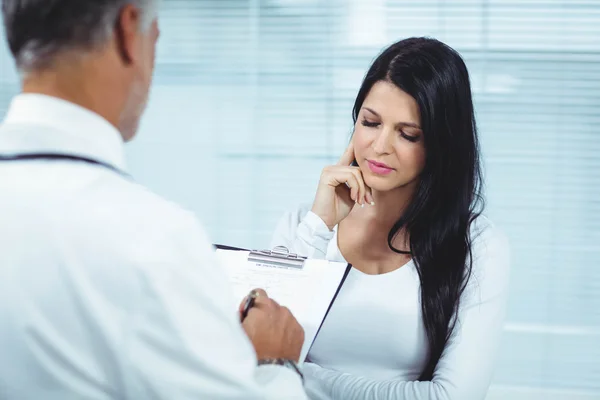 Pregnant woman interacting with doctor — Stock Photo, Image