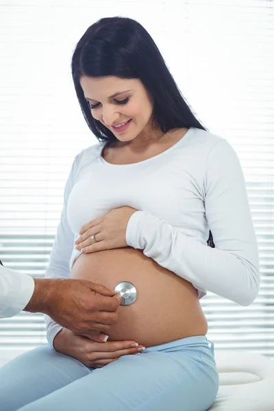 Médico examinando mulher grávida — Fotografia de Stock