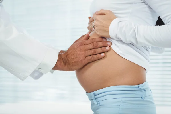 Médico examinando mulher grávida — Fotografia de Stock