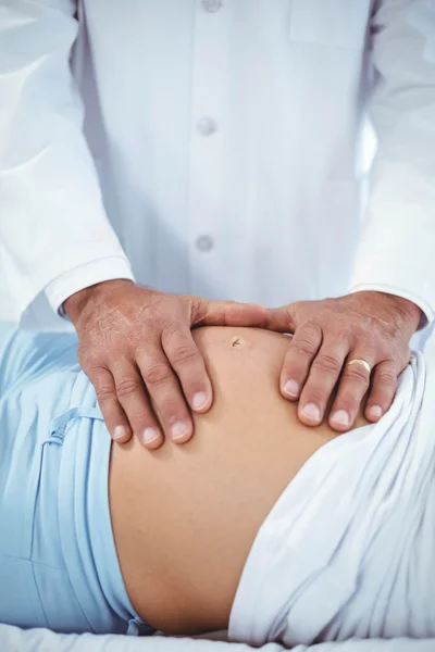 Läkare undersöker gravid kvinna — Stockfoto