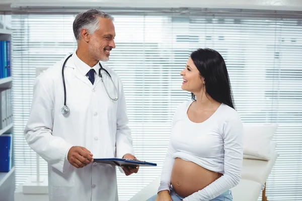 Mulher grávida interagindo com o médico — Fotografia de Stock