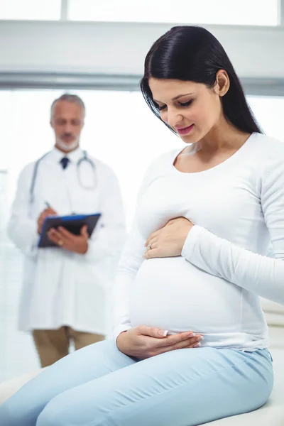 Mulher grávida com médico — Fotografia de Stock