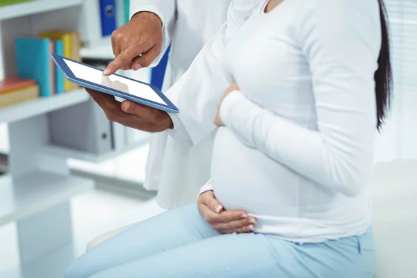 Pregnant woman interacting with doctor — Stock Photo, Image