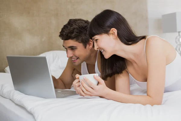 Casal jovem olhando para laptop — Fotografia de Stock