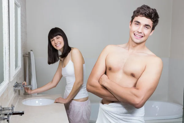 Portret para w łazience — Zdjęcie stockowe