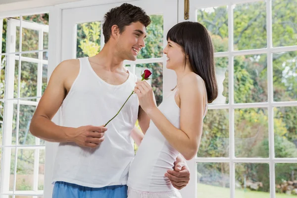 Uomo che offre una rosa rossa alla donna — Foto Stock