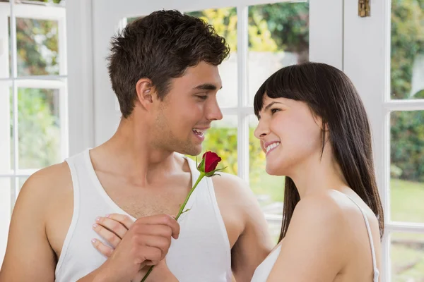 Un homme offrant une rose rouge à une femme — Photo
