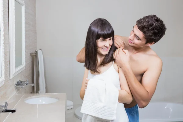 Homem aplicando hidratante nas costas das mulheres — Fotografia de Stock