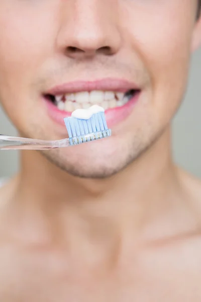 Primer plano del hombre cepillándose los dientes —  Fotos de Stock