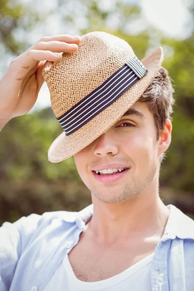 Nahaufnahme eines jungen Mannes, der im Garten steht — Stockfoto