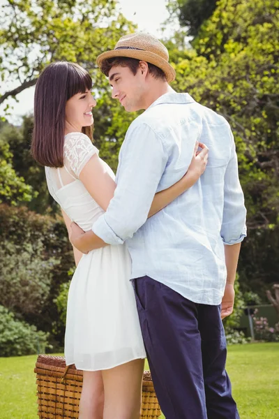 Pareja joven abrazándose al aire libre — Foto de Stock