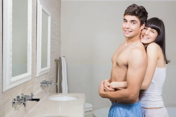 Jovem casal abraçando no banheiro — Fotografia de Stock