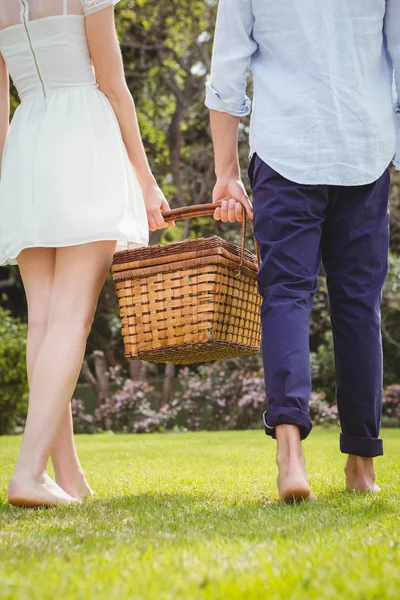 Jovem casal andando no jardim — Fotografia de Stock