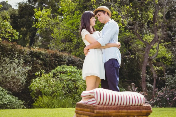 Jovem casal abraçando ao ar livre — Fotografia de Stock