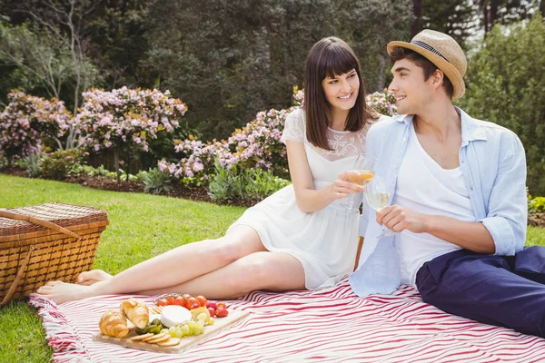 Jeune couple prenant un verre de vin dans le jardin — Photo