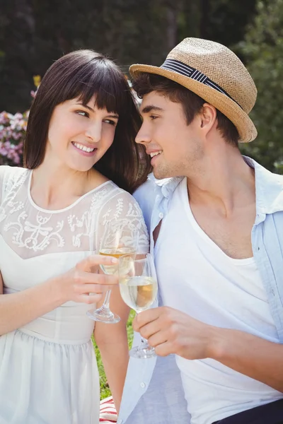 Ungt par att ha glas vin i trädgården — Stockfoto