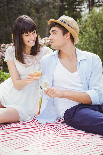 Jeune couple prenant un verre de vin dans le jardin — Photo