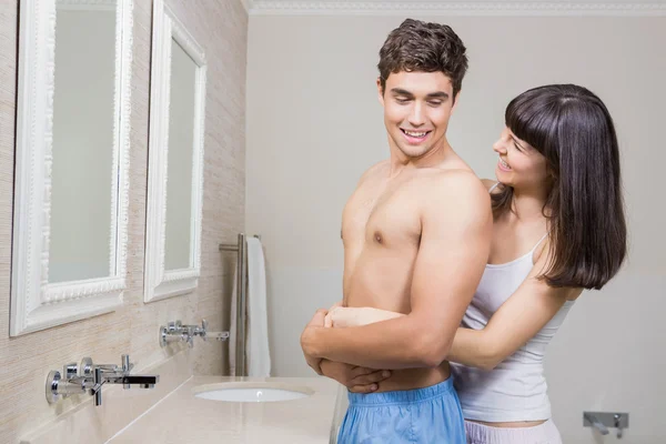 Jovem casal abraçando no banheiro — Fotografia de Stock