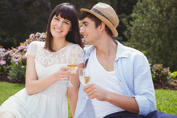 Giovane coppia che beve un bicchiere di vino in giardino — Foto Stock