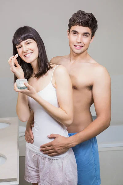 Молодая пара обнимается в ванной — стоковое фото