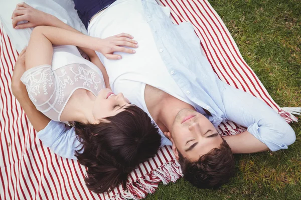 Jeune couple relaxant sur couverture — Photo