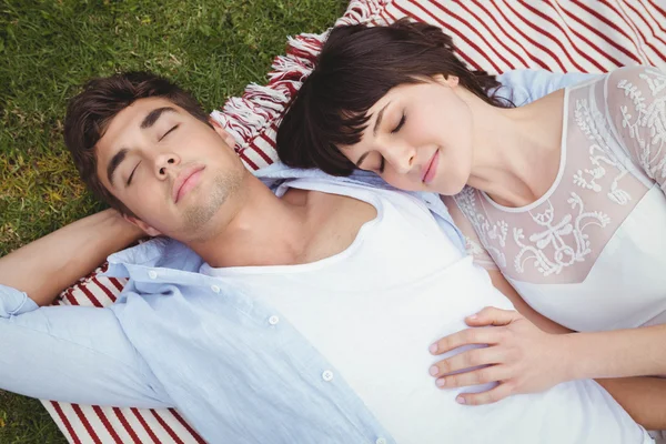 Casal jovem relaxante em cobertor — Fotografia de Stock