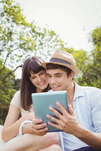 Casal jovem olhando para tablet digital — Fotografia de Stock