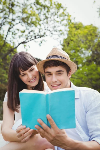 Young couple reading a novel — Stock Photo, Image