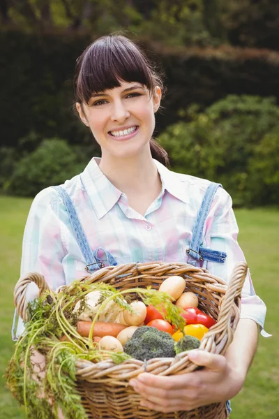 Donna che tiene un cesto — Foto Stock