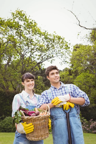 Junges Paar mit einem Korb — Stockfoto