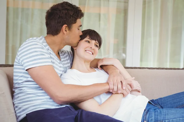 Jong koppel knuffelen op de Bank — Stockfoto