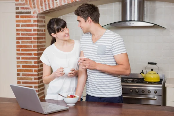 年轻的夫妇在厨房喝咖啡 — 图库照片