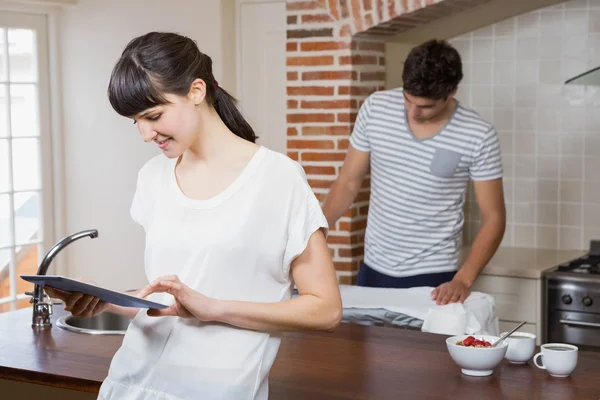 Donna che utilizza tablet in cucina — Foto Stock