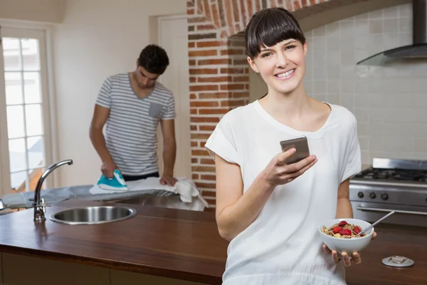 Žena používající mobilní telefon — Stock fotografie