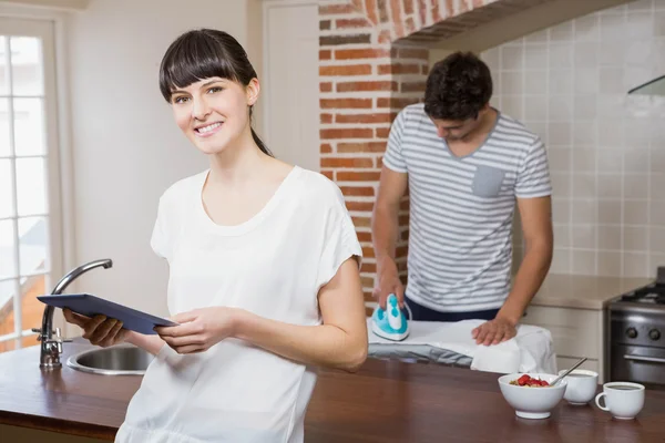 Mujer usando tableta en la cocina —  Fotos de Stock