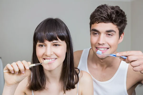 Mladý pár si čistí zuby — Stock fotografie