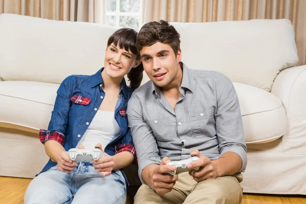 Пара, играющая в видеоигры — стоковое фото