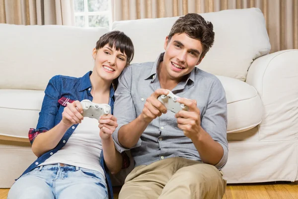 Couple playing video game — Stock Photo, Image