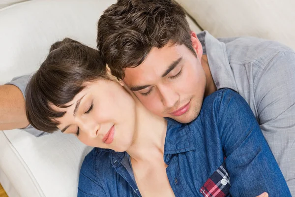 Couple à la maison relaxant sur le canapé — Photo