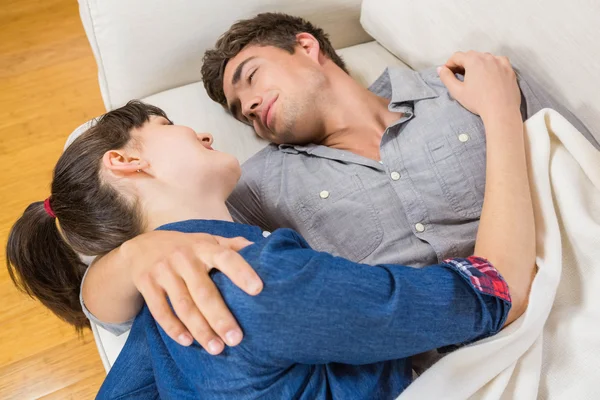 Casal em casa relaxando no sofá — Fotografia de Stock