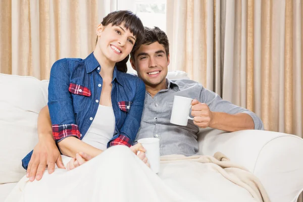 Casal em casa relaxando no sofá — Fotografia de Stock