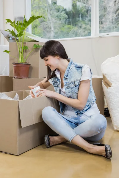 Mujer joven desembalaje cajas de cartón — Foto de Stock