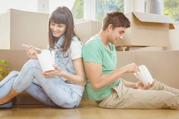 Young couple eating noodle — Stock Photo, Image